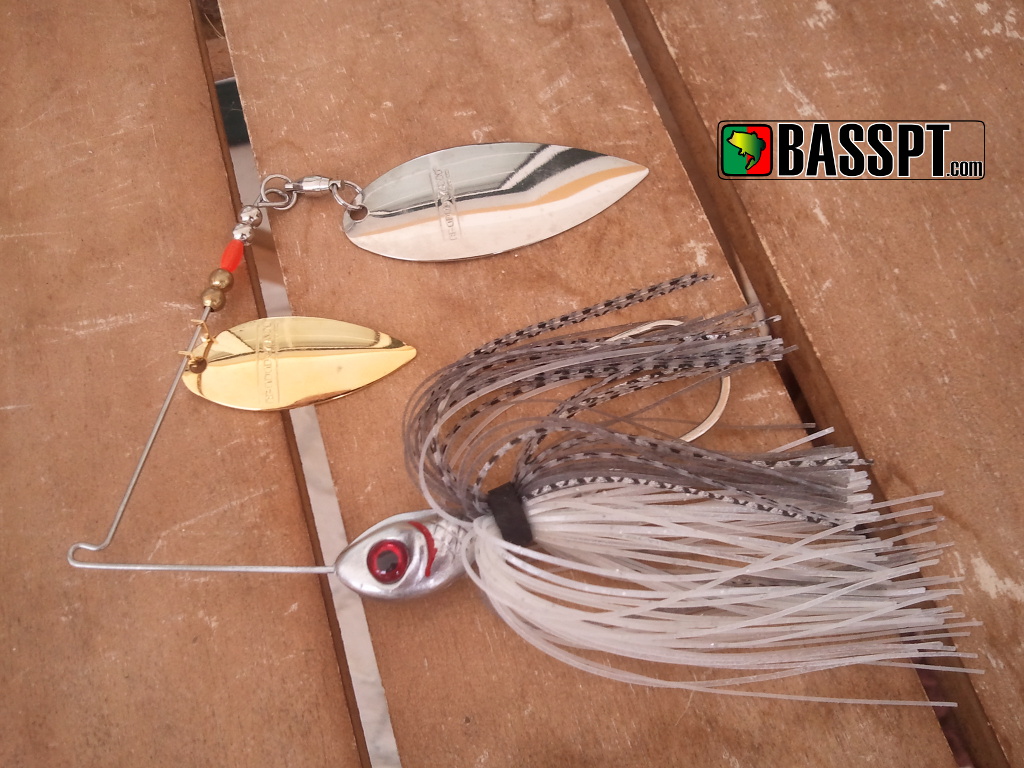 Ao passar próximo de um achigã, as lâminas de um spinnerbait imitam o reflexo de um pequeno cardume de peixes