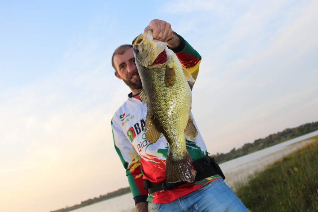 Fábio Leiria com o melhor exemplar da abertura de 2016 - mais de 2Kg