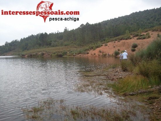Um controlador (de branco) a pesar um achigã de um pescador que estava à minha direita