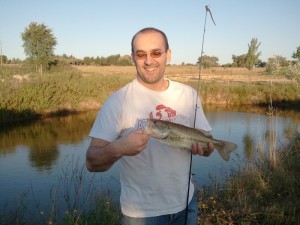 Primeiro achigã pescado com vinil pelo Tiago