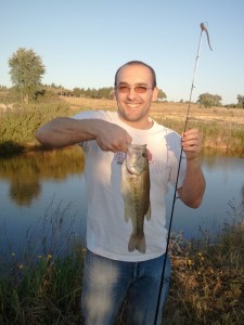 Primeiro achigã pescado com vinil pelo Tiago